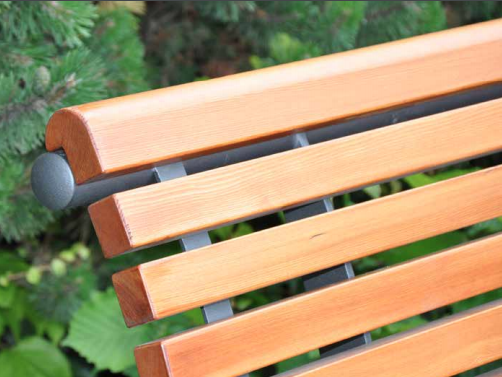 Sitzbänke mit Holzauflage
